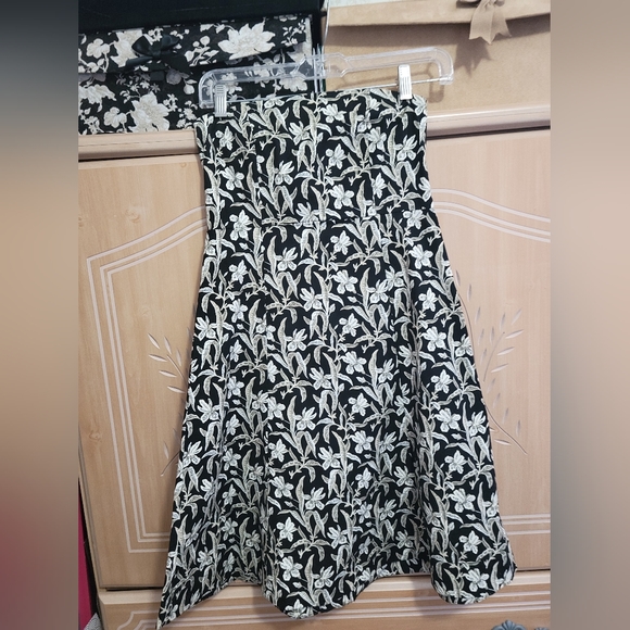 Gap Strapless printed dress. Black/cream. Back zipper. Gap Size 1. - Picture 2 of 3